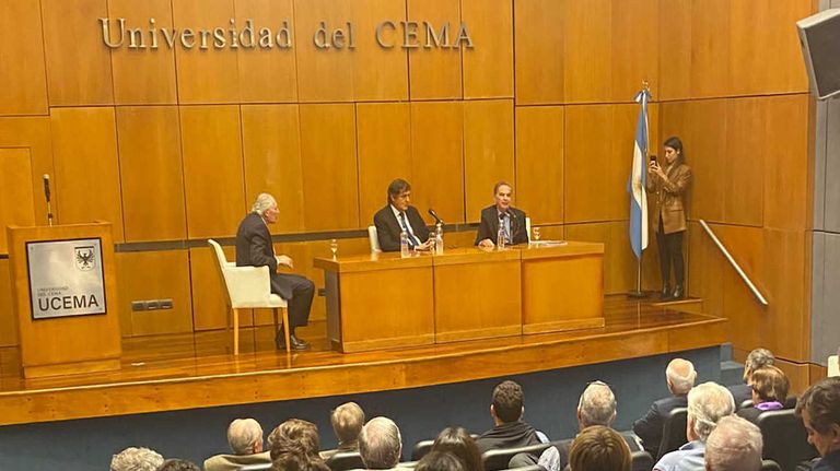 Pichetto al participar de un evento para candidatos de UCEMA 20230427