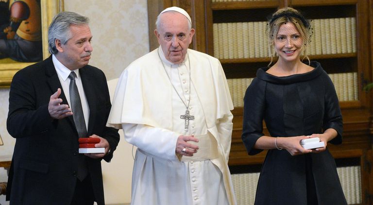 Francisco le pidió a Fernández y a Fabiola Yáñez que "sean mensajeros de la paz". Foto: Télam.
