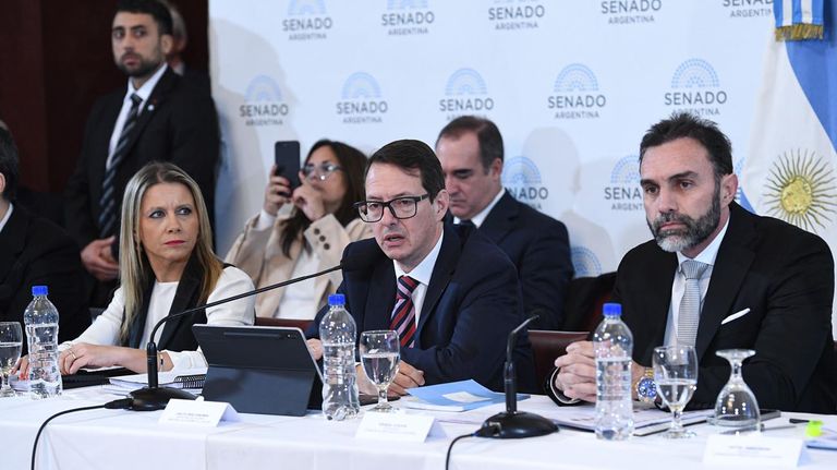 Reunión de la Comisión de Presupuesto y Hacienda en la cámara de Senadores