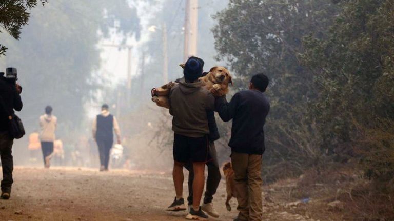vecinos siendo evacuados en Capilla del Monte