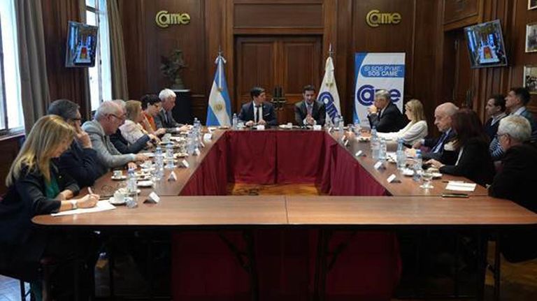 El secretario de Comercio Interior Matías Tombolini junto al presiente de la Confederación Argentina de la Mediana Empresa (CAME) Alfredo González.