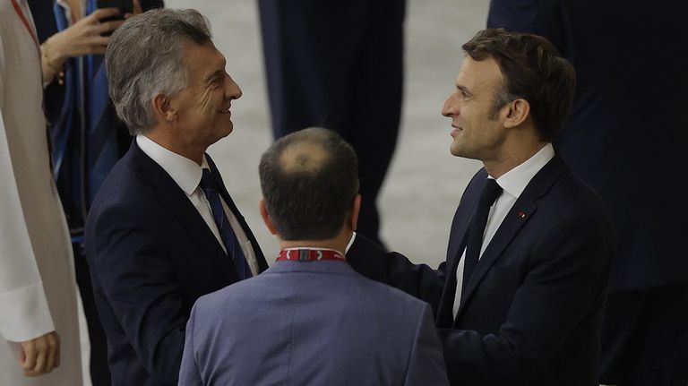 Emmanuel Macron con Macri en Qatar 20221214