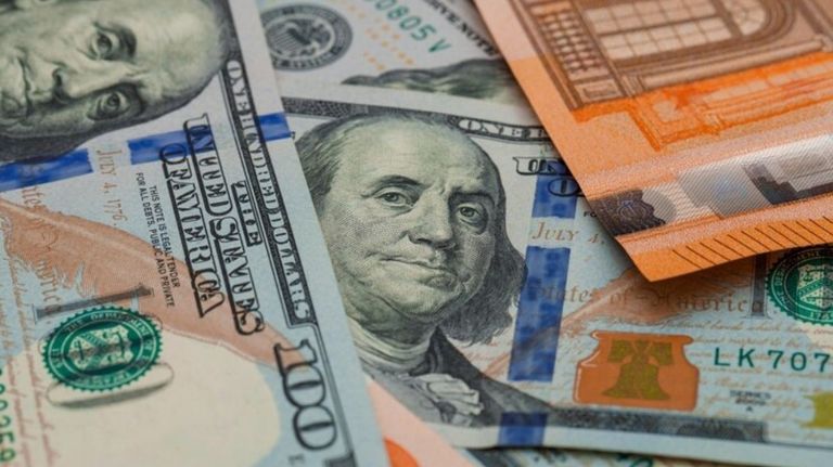 dólares y euros