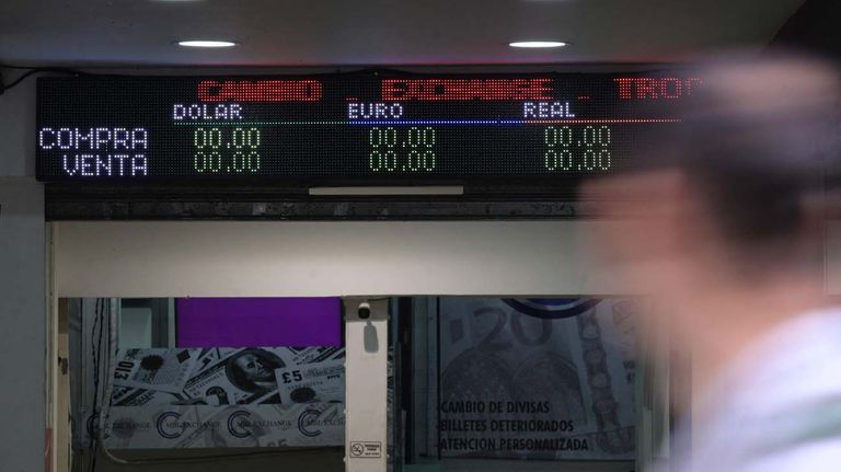 Mercados dólar blue 20230429