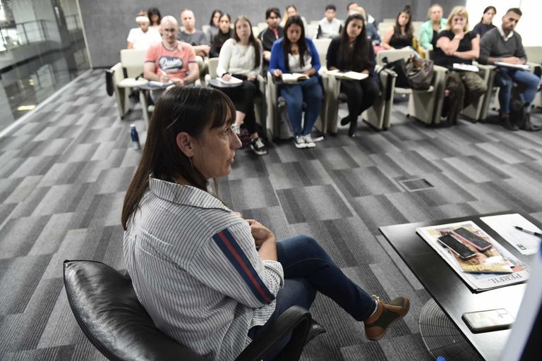Romina Del Plá con los estudiantes de la Escuela de Comunicación Perfil