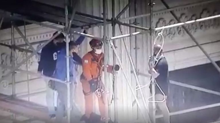rescataron a un hombre que quería tirarse al vacío desde el Congreso 20201014