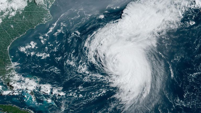 El huracán Ernesto, a punto de azotar a Bermuda.