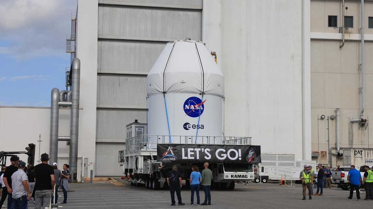El transportador KAMAG de la NASA transporta la nave espacial Artemis II 20250710