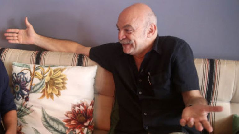 Caparrós, sonriente en la nota de Sendero Elegante.