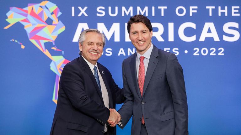 Alberto Fernández con el primer ministro de Canadá, Justin Trudeau 20220609