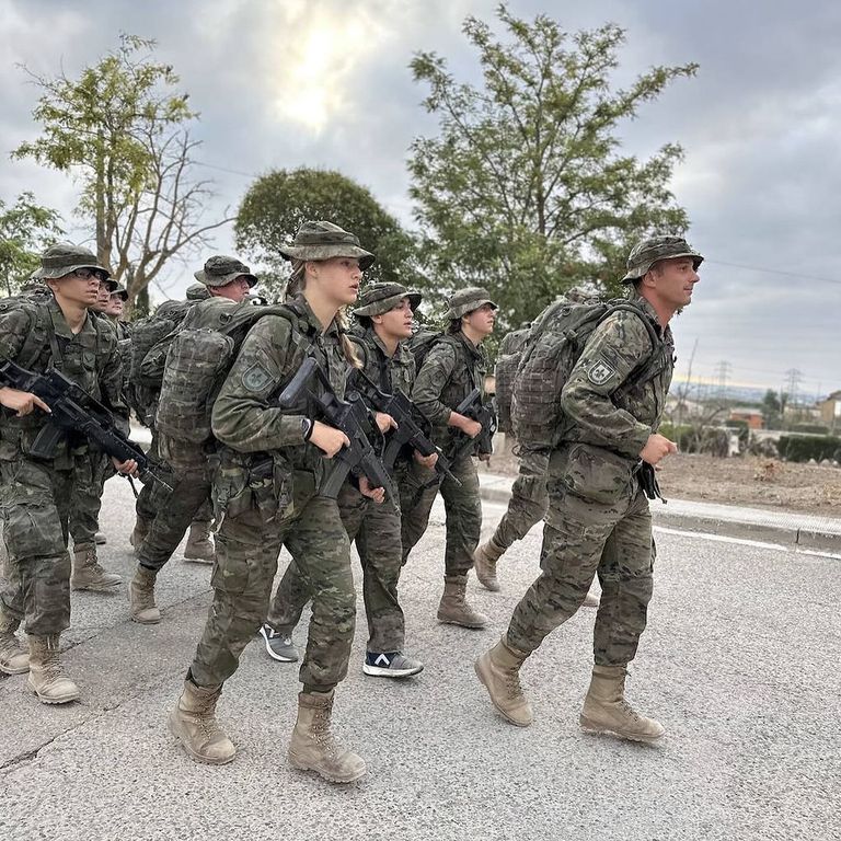 De uniforme, camuflada y armada: la imagenes oficiales de la princesa Leonor en el servicio militar