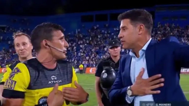 El tenso cruce entre Sebastián Domínguez y Merlos en Vélez.