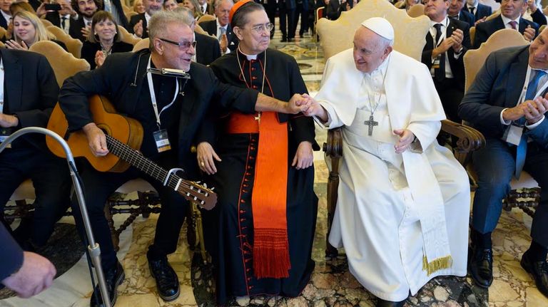 León Gieco cantó ante el papa Francisco