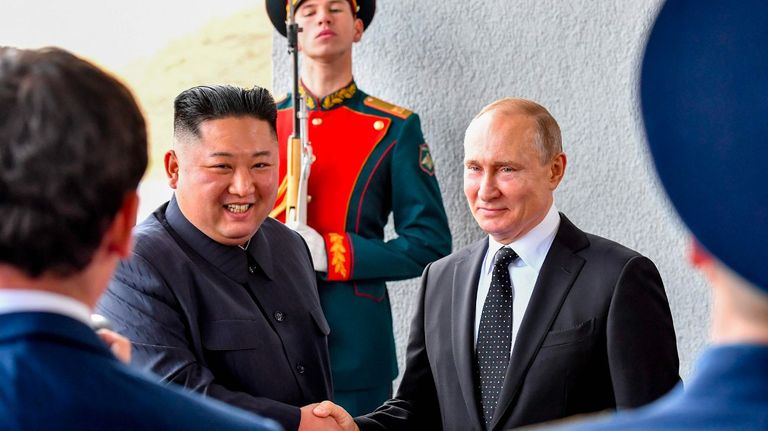 El lider de Corea del Norte, Kim Jong-un, iría en un tren blindado a Rusia para venderle misiles a Putin