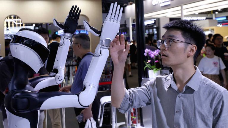 Robot humanoide que opera con IA 20250804
