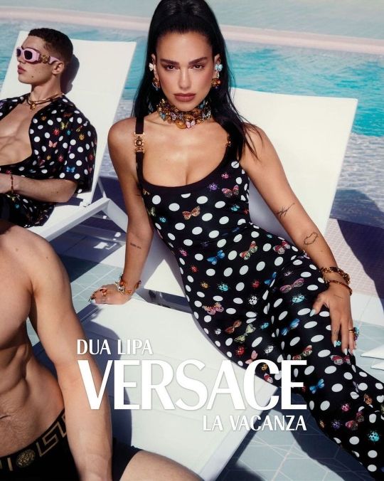La Vacanza: La colección de Versace que tiene a Dua Lipa e Ivan de Pineda como embajadores 1