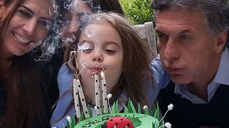 El 4º cumpleaños de Antonia: torta con una vaquita de San Antonio, amigos y familia en Tortugas.