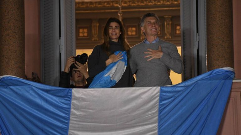 Emoción y arenga por parte de Mauricio Macri, desde el balcón de la Casa Rosada.