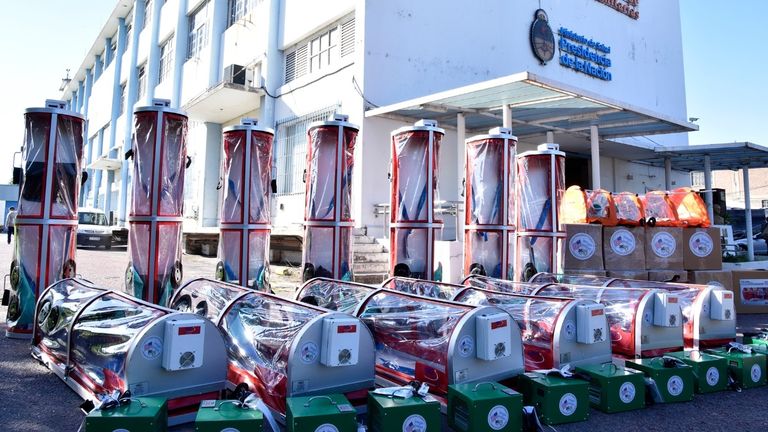 Argentina recibió 22 cápsulas de aislamiento para traslados de pacientes.