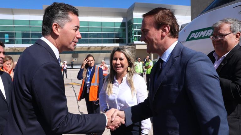 Manuel Calvo recibiendo a las autoridades de Paranair