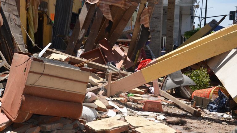 Ecuador soportó un fuerte temblor de casi 7 grados que afectó también el norte del Perú.
