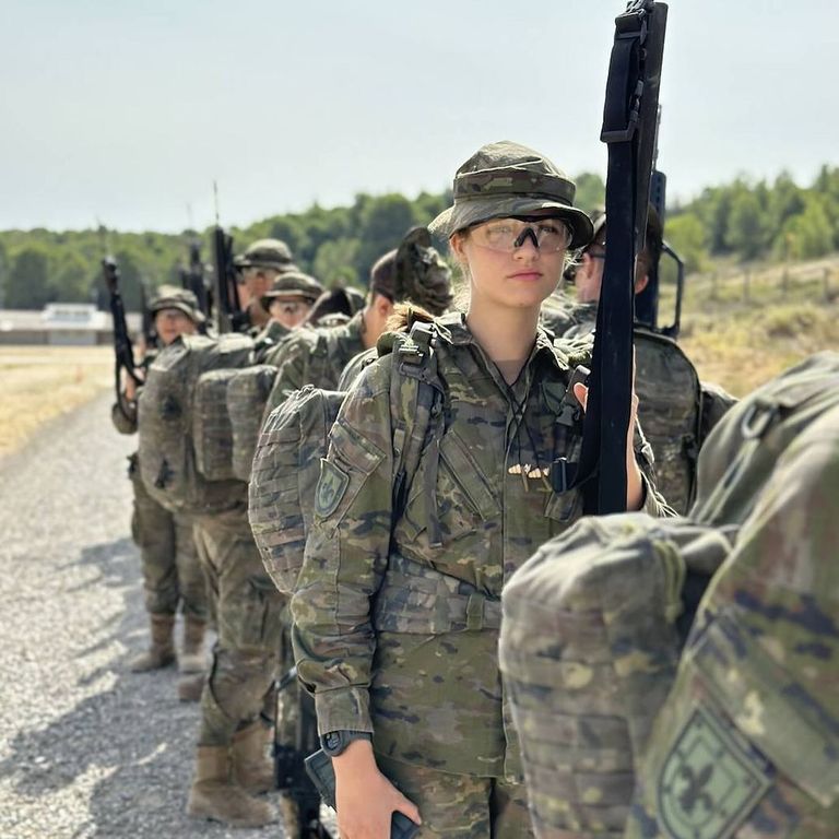 De uniforme, camuflada y armada: la imagenes oficiales de la princesa Leonor en el servicio militar
