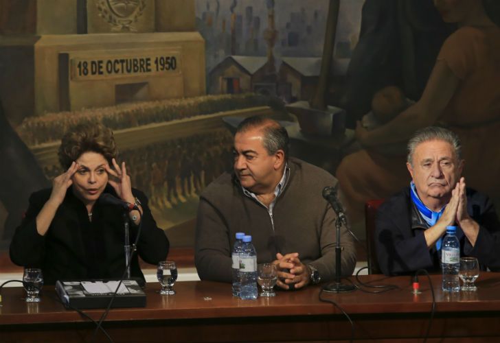 La ex presidenta de Brasil, Dilma Rouseff, junto al secretario general de la CGT Hector Daer y el ex presidente Eduardo Duhalde. 