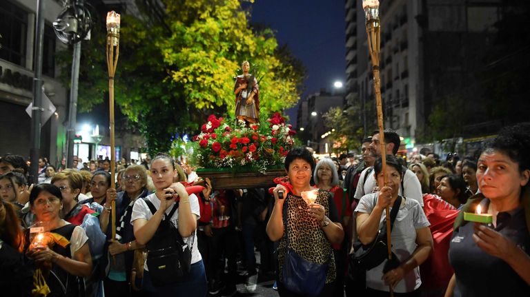 San Expedito recibió a miles de fieles en su Iglesia de Balvanera.