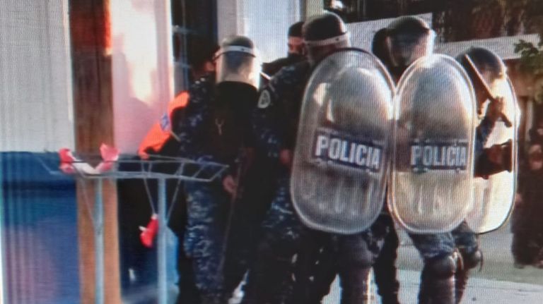 Hubo graves incidentes en un colegio de Bernal por una denuncia de abuso.