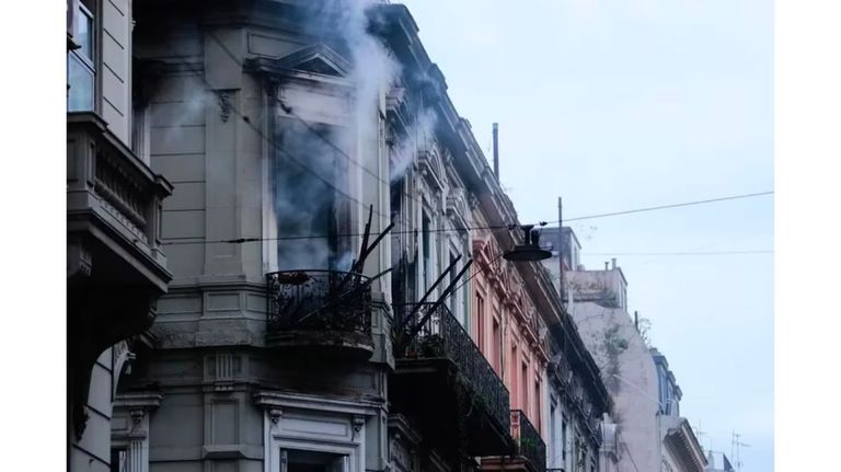 Dramático incendio en el Centro: una mujer se colgó de un cable para escapar de las llamas
