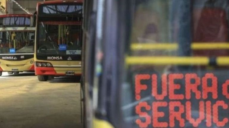 El paro de colectivos afecta a miles de usuarios.