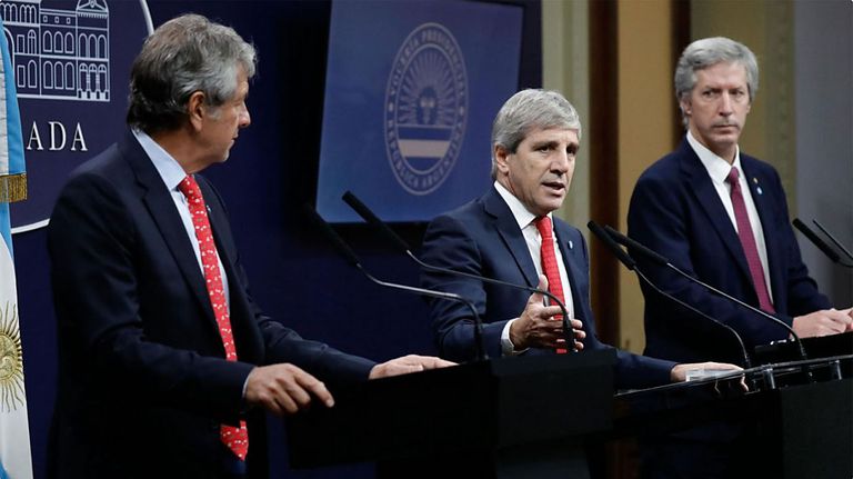 El titular de ARCA, Juan Pazo; el ministro de Economía, Luis Caputo, y el presidente del BCRA, Santiago Bausili