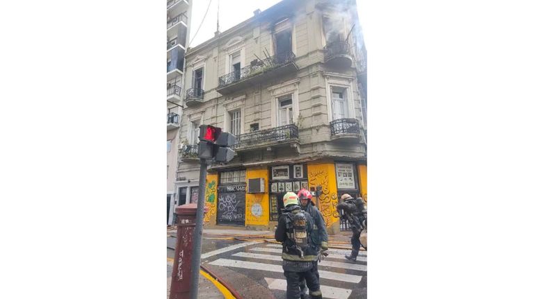 Dramático incendio en el Centro: una mujer se colgó de un cable para escapar de las llamas