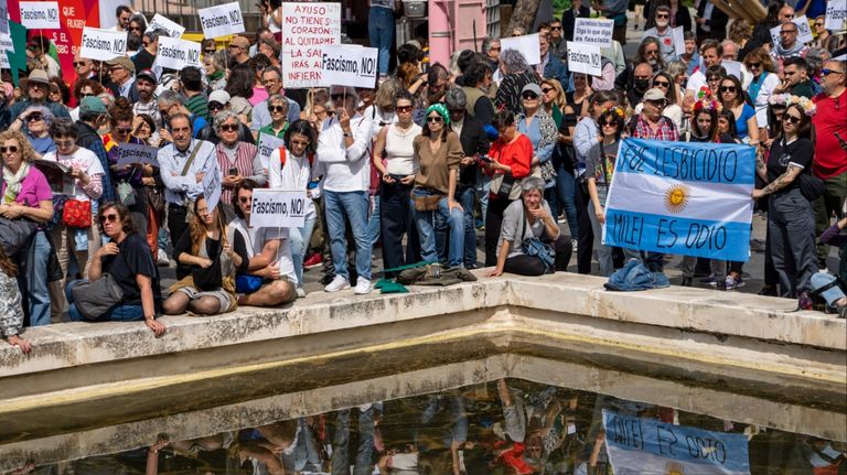 Manifestantes en Madrid contra Milei y Vox 20240519