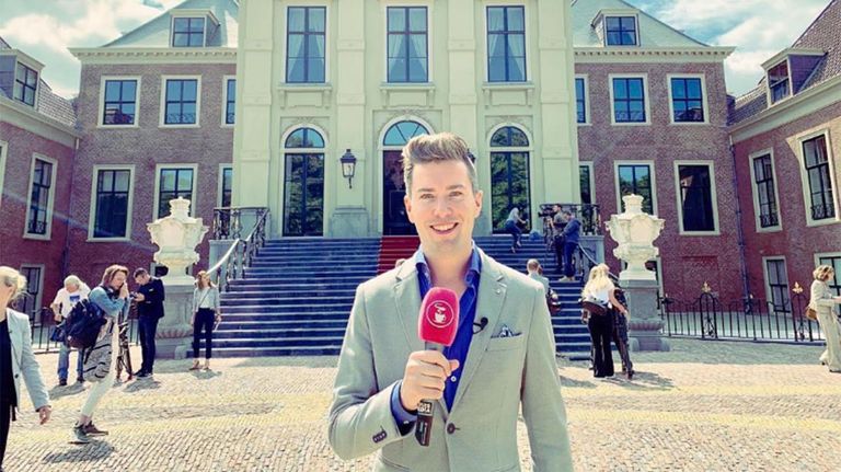 Rick Evers frente al Palacio Huis ten Bosch de la familia real