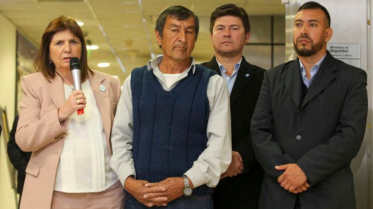 Patricia Bullrich junto a José Peña, el papá de Loan 20240711