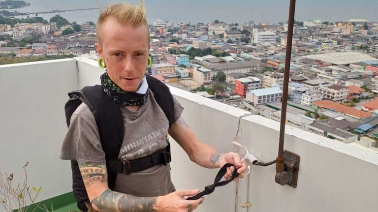 Un paracaidista británico murió tras tirar de un edificio en Tailandia 20240130