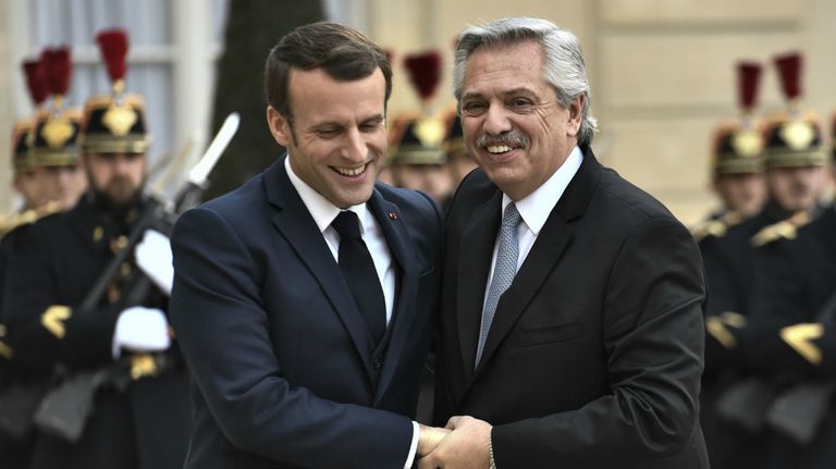 Alberto Fernández fue recibido por Emmanuel Macron, su par francés.