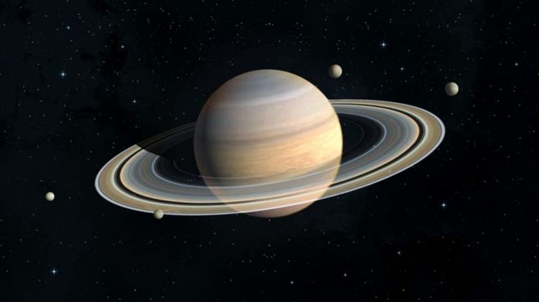 Científicos de la NASA, descubrieron que el hielo que contienen los anillos de Saturno están cayendo lentamente.