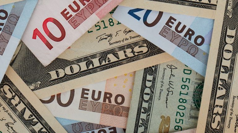 Dólares y euros 20221213