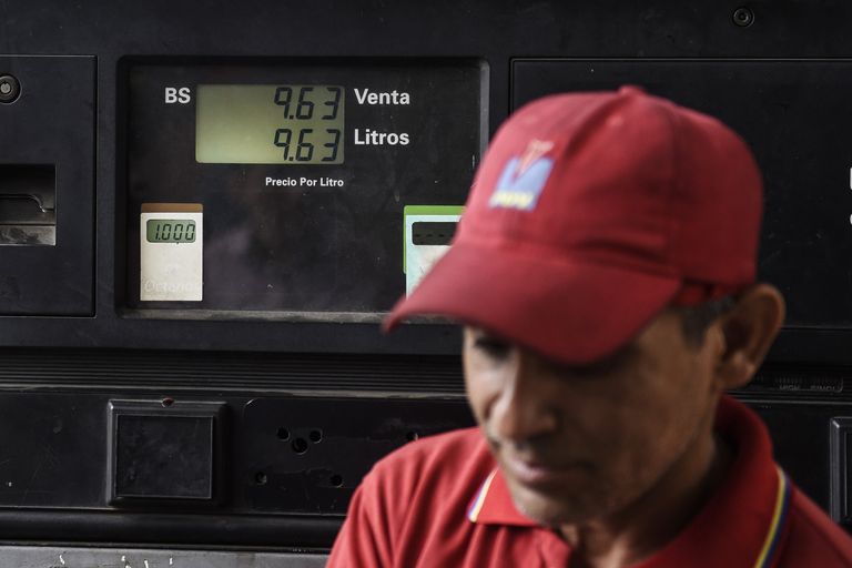 Nationwide Census Of Vehicles Begins As Maduro Pledges Change To Gasoline Policy