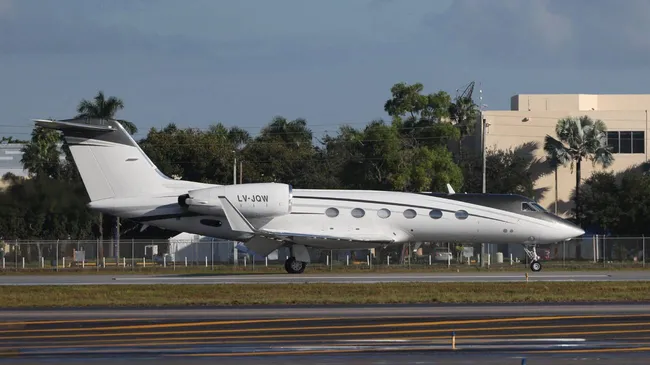 Así es el lujoso avión privado que llevó a Flávio Bolsonaro a Estados Unidos con camas y catering gourmet.