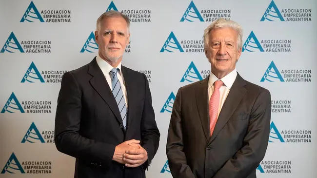 AEA pidió respeto al periodismo y defendió la libertad de expresión tras los dichos de Milei