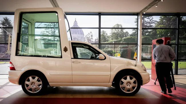 "Un siglo del papamóvil": el nuevo espectáculo del Vaticano que rinde homenaje al clásico transporte pontifical