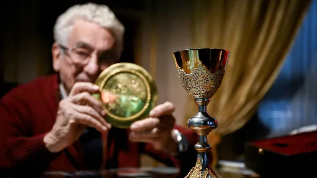 Juan Carlos Pallarols prepara el Cáliz de la Paz para el papa León XIV forjado en plata pura y bronce con municiones de Malvinas