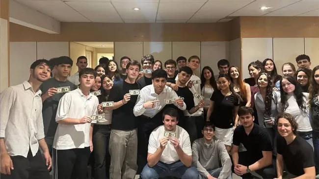 Fotos con dólares, agrupación MENEM y vínculo con el Gobierno: hablan los estudiantes que hoy reciben a Milei en una universidad privada