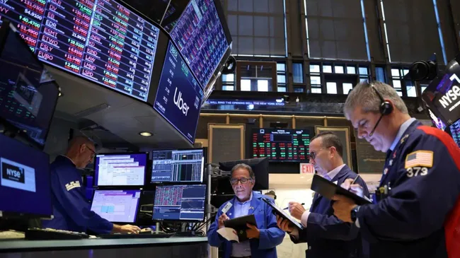 Acciones de EE.UU. fluctúan a la espera de tecnológicas y la Fed