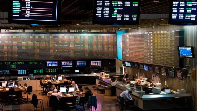 Los bonos argentinos suben en Wall Street, pero el riesgo país se mantiene cerca de los 750 puntos