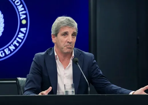 Caputo sale a buscar cerca de $11 billones para pagar deuda del Tesoro con un ojo puesto en el dólar
