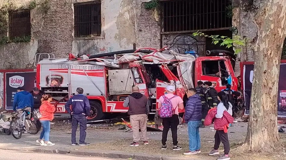 Un camión de bomberos chocó contra la ex cárcel de Caseros: al menos 10 heridos